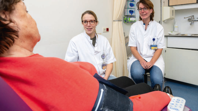 SEHarts Sterckx en geriater Middeljans bij een patiënt op de SEH.