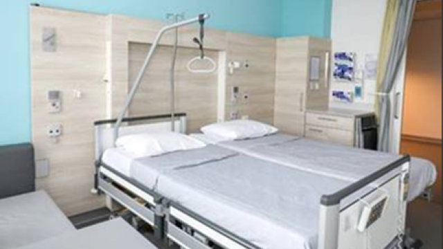 Een koppelbed is een verrijdbaar bed dat aan een ziekenhuisbed kan worden gekoppeld zodat partners – ook in de laatste levensfase – dicht bij elkaar kunnen zijn.