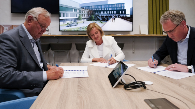 Hein Trebbe sr. (directeur Trebbe Noord-Oost B.V), Jeltje Schraverus  (voorzitter Raad van Bestuur Slingeland Ziekenhuis) en Koert Terhürne (directeur Dura Vermeer Bouw Hengelo B.V.) tekenen de bouwovereenkomst. © Marcel Rekers