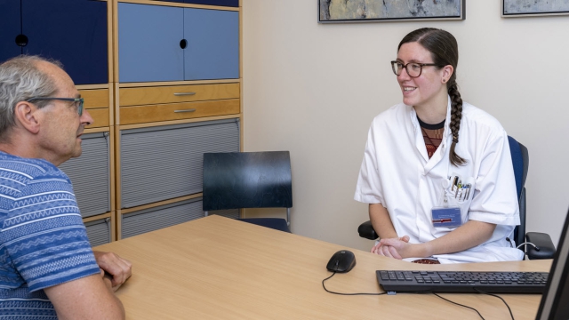 Hans-Peter Helder met internist-hematoloog Esther van Bladel tijdens een controle in het ziekenhuis. 