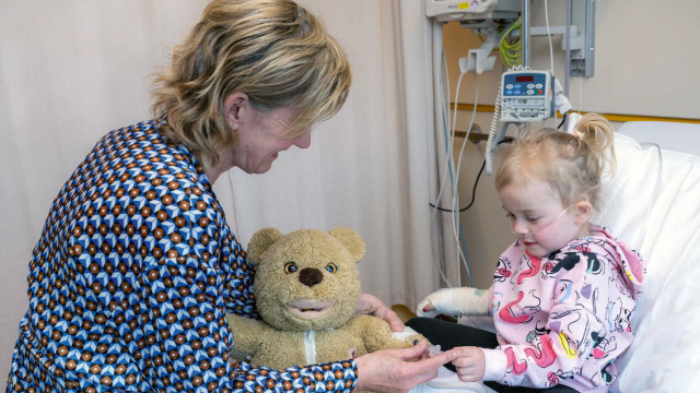 Annerieke bereidt een kind voor op de behandeling