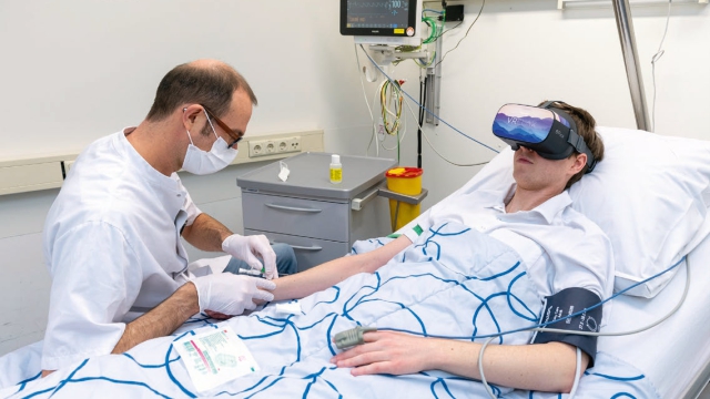 SEH-arts Michiel Tebbes op de SEH met een patiënt die wordt afgeleid door een virtual reality bril.