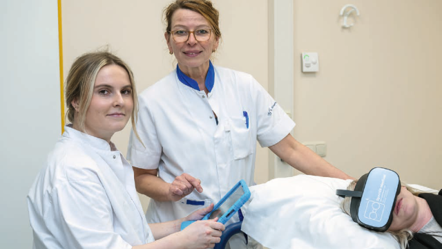 Puck en Helga kunnen via de tablet verbinding maken met de VR-bril. ©Foto: Toon Hendriks