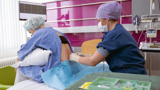 Anesthesioloog Maartje de Gier dient een ‘walking epidural’ toe.